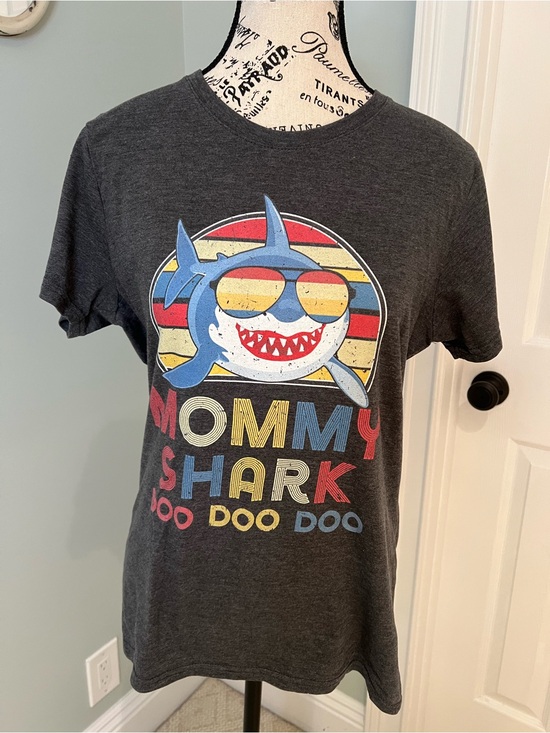 Port and Company Tops - Port & Company Gray Mommy Shark Doo Doo Doo Tee Shirt | Size M | Like New